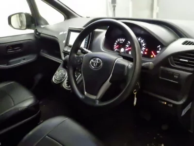 Toyota VOXY  с аукциона в Японии