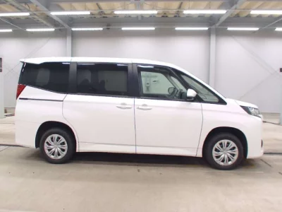 Toyota NOAH  с аукциона в Японии