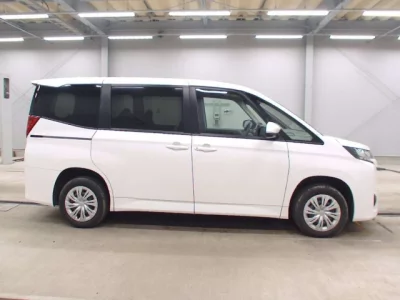 Toyota NOAH  с аукциона в Японии