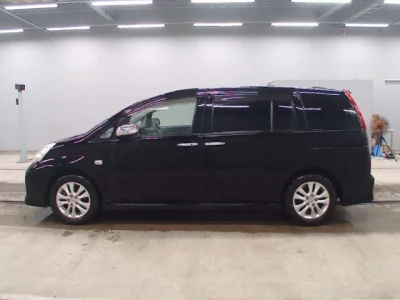 Toyota ISIS  с аукциона в Японии