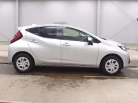 Toyota AQUA лот № 3294 оценка 4  с аукциона в Японии 2