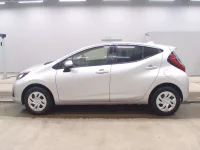 Toyota AQUA лот № 3294 оценка 4  с аукциона в Японии 3