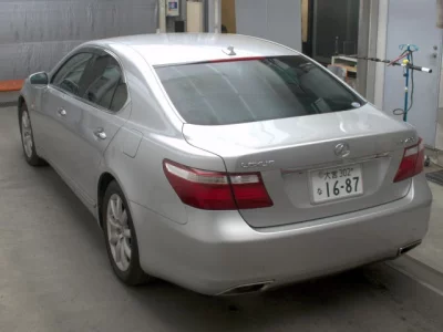Lexus LS  с аукциона в Японии