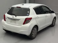 Toyota VITZ лот № 328 оценка 3.5  с аукциона в Японии 1