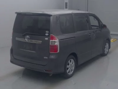 Toyota NOAH  с аукциона в Японии