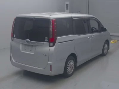 Toyota NOAH  с аукциона в Японии