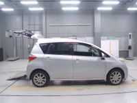 Toyota RACTIS лот № 30301 оценка 4  с аукциона в Японии 2