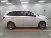 Mitsubishi OUTLANDER PHEV лот № 30394 оценка 4  с аукциона в Японии 2