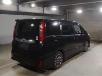 Toyota NOAH лот № 831 оценка 3.5  с аукциона в Японии 1