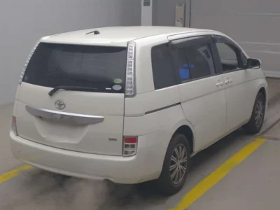 Toyota ISIS  с аукциона в Японии