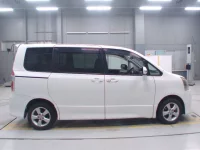Toyota NOAH лот № 30376 оценка R  с аукциона в Японии 2