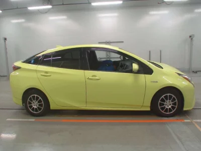 Toyota PRIUS  с аукциона в Японии