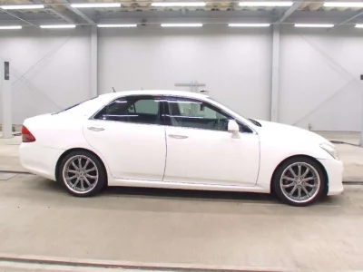 Toyota CROWN  с аукциона в Японии