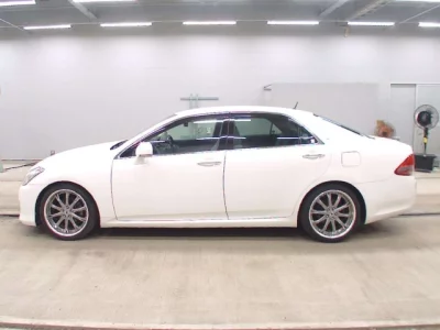 Toyota CROWN  с аукциона в Японии