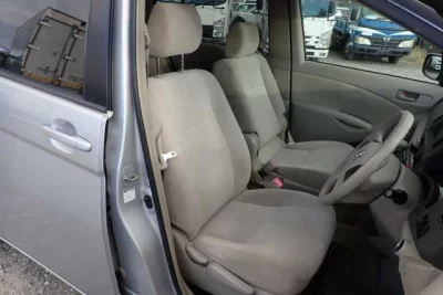 Toyota ISIS  с аукциона в Японии