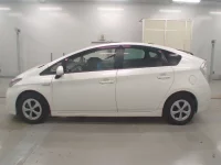 Toyota PRIUS лот № 30561 оценка 4  с аукциона в Японии 3