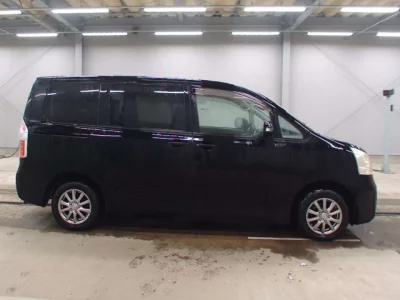 Toyota NOAH  с аукциона в Японии