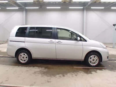 Toyota ISIS  с аукциона в Японии