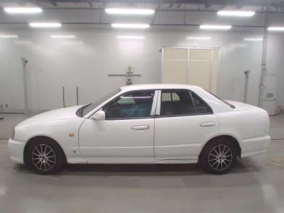 Nissan SKYLINE  с аукциона в Японии