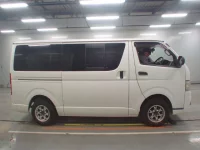 Toyota HIACE VAN лот № 30651 оценка 3.5  с аукциона в Японии 2