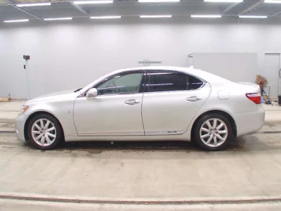 Lexus LS  с аукциона в Японии