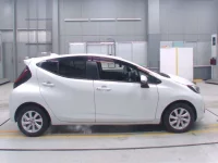 Toyota AQUA лот № 30568 оценка 4.5  с аукциона в Японии 2