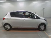 Toyota VITZ лот № 30669 оценка 4  с аукциона в Японии 2