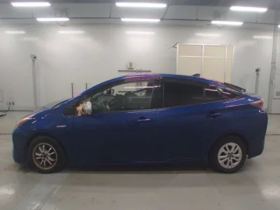 Toyota PRIUS  с аукциона в Японии