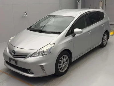 Toyota PRIUS ALPHA  с аукциона в Японии