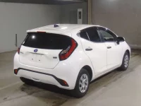 Toyota AQUA лот № 2098 оценка 4  с аукциона в Японии 1