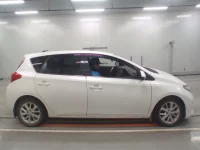 Toyota AURIS лот № 30812 оценка 4.5  с аукциона в Японии 2