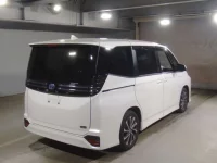 Toyota VOXY лот № 2201 оценка 4.5  с аукциона в Японии 1