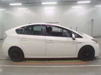 Toyota PRIUS лот № 30941 оценка 3.5  с аукциона в Японии 2