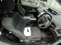 Toyota PRIUS ALPHA лот № 30946 оценка RA  с аукциона в Японии 7