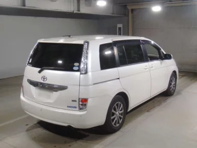 Toyota ISIS  с аукциона в Японии