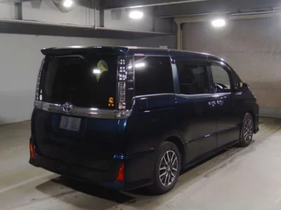 Toyota VOXY  с аукциона в Японии