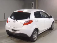 Mazda DEMIO лот № 7076 оценка RA  с аукциона в Японии 1