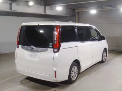 Toyota NOAH  с аукциона в Японии