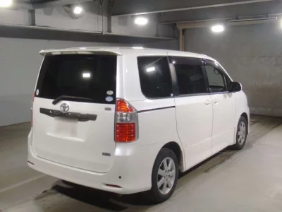Toyota NOAH  с аукциона в Японии