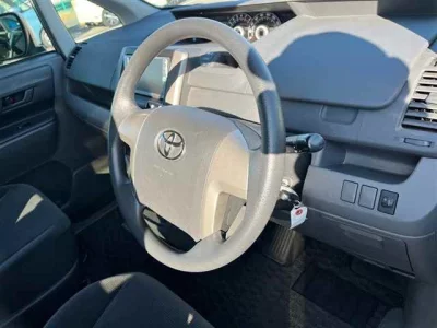 Toyota VOXY  с аукциона в Японии
