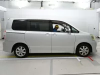 Toyota NOAH лот № 90057 оценка 3.5  с аукциона в Японии 2