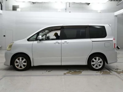 Toyota NOAH  с аукциона в Японии