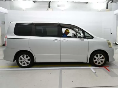 Toyota NOAH  с аукциона в Японии