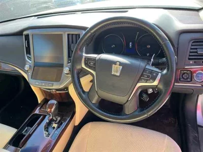 Toyota CROWN  с аукциона в Японии