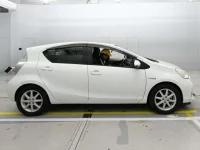 Toyota AQUA лот № 30012 оценка 4  с аукциона в Японии 2