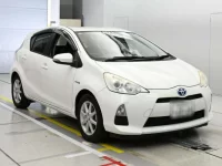 Toyota AQUA лот № 30012 оценка 4  с аукциона в Японии 4