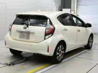 Toyota AQUA лот № 30034 оценка 3.5  с аукциона в Японии 1