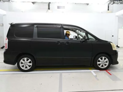 Toyota NOAH  с аукциона в Японии