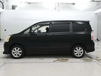 Toyota NOAH  с аукциона в Японии