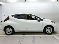 Toyota AQUA лот № 30049 оценка R  с аукциона в Японии 2